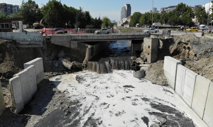 (ÖZEL) Esenyurt’ta siyah akan dere zehir saçıyor