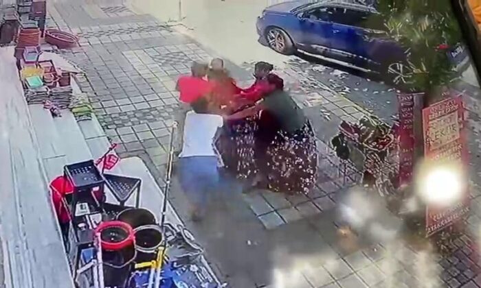 (Özel) Esenyurt’ta yabancı uyruklu kadının parasını çalmaya çalıştırlar, baş edemeyince soyundular