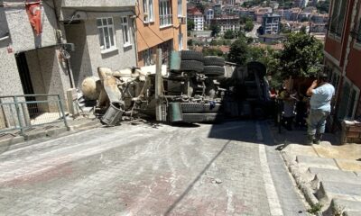 (Özel) Eyüpsultan’da manevra yapan beton mikseri devrildi