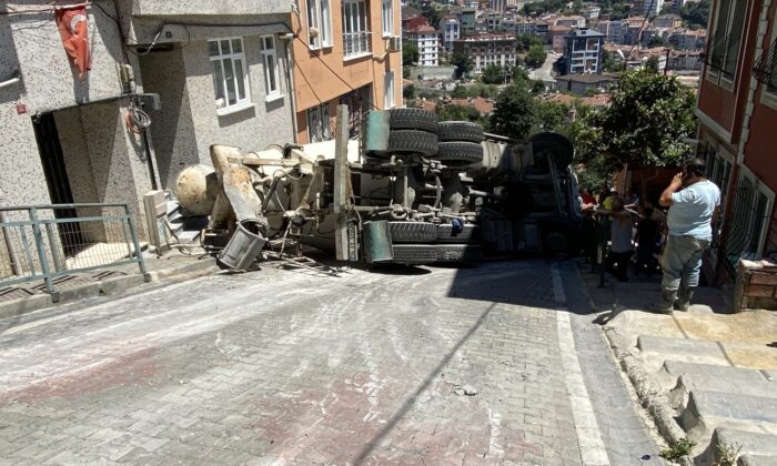(Özel) Eyüpsultan’da manevra yapan beton mikseri devrildi
