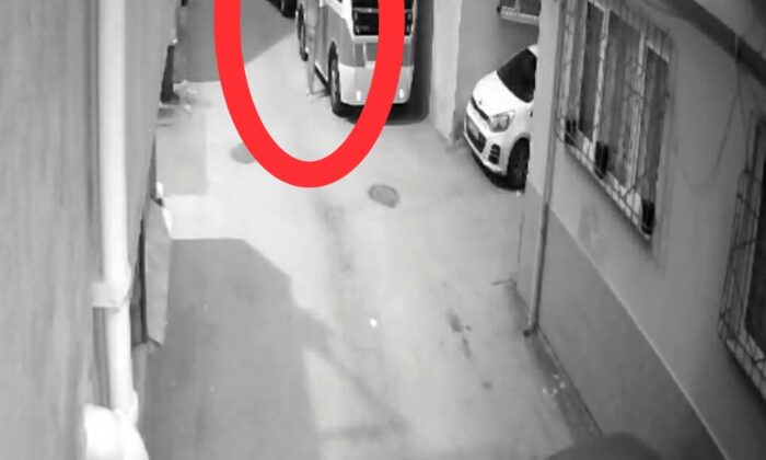 (Özel) Fare deliğinden girdi, minibüsü soydu