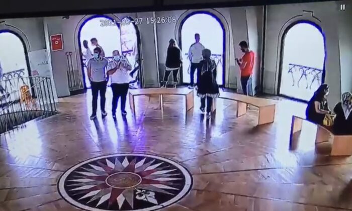 (Özel) Galata Kulesi’nden atlayan genç kız kamerada
