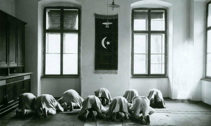 (Özel) Galiçya’daki Türk askerlerinin namaz kılarken çekilen fotoğrafları 104 yıl sonra ortaya çıktı