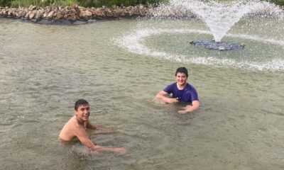 (ÖZEL) Gençlerin sağanak yağmur altında süs havuzu keyfi