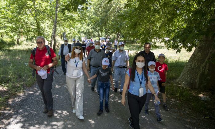 Özel gereksinimli çocuklar, babalarıyla doğa yürüyüşüne katıldı