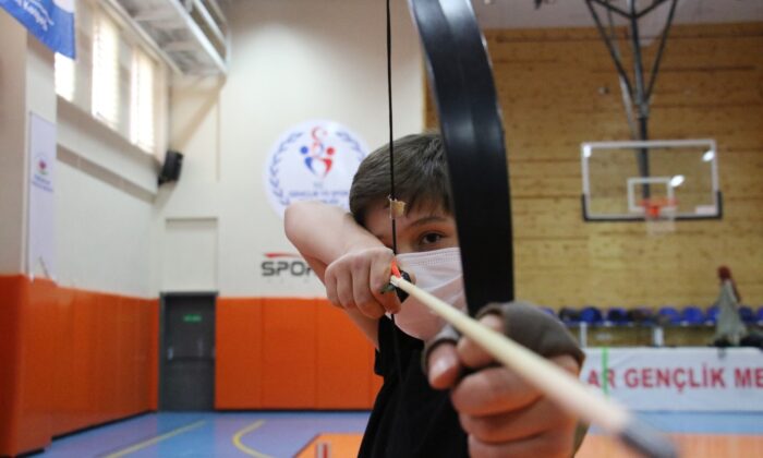 (Özel haber) Gençler pandeminin stresinden kurtulmak için okçulukla soluk alıyor