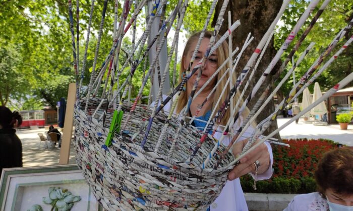 (Özel) Hurda gazetelerden sepet örüp 100 liraya satıyorlar