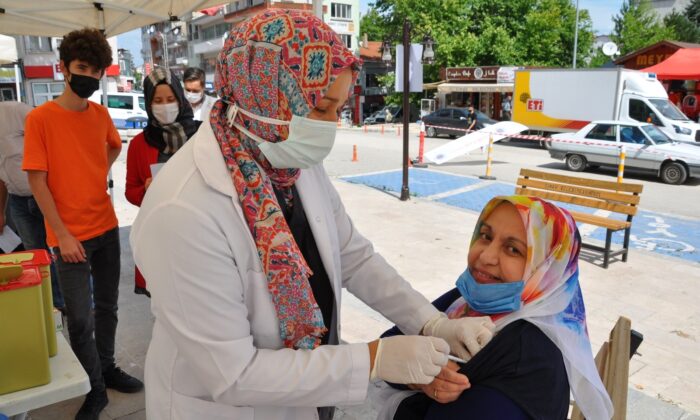 (ÖZEL) İlçe meydanında randevusuz Covid-19 aşısı