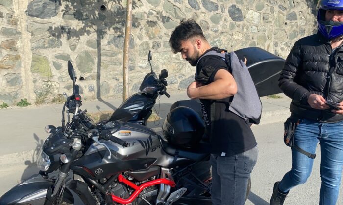 (Özel) İstanbul trafiğinde “pes” dedirten görüntü: Kız arkadaşıyla motorda yer değiştirdi