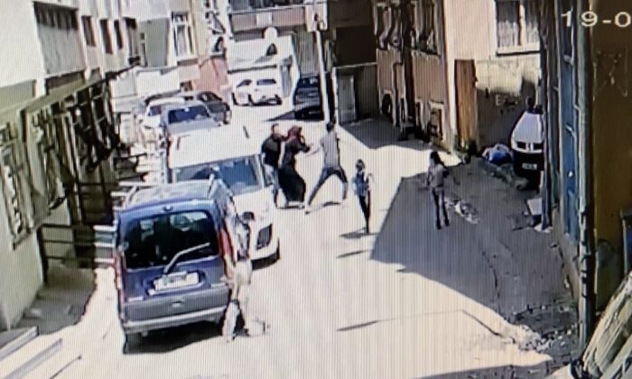 (Özel) İstanbul’da dehşet anları kamerada: Ev sahibi kiracısını bıçakladı