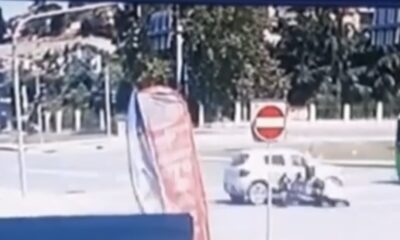 (Özel) İstanbul’da feci kaza kamerada: Otomobilin çarptığı motosikletli yere savruldu