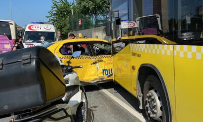 (Özel) İstanbul’da feci kaza: Taksi önce İETT otobüsüne sonra direğe çarptı