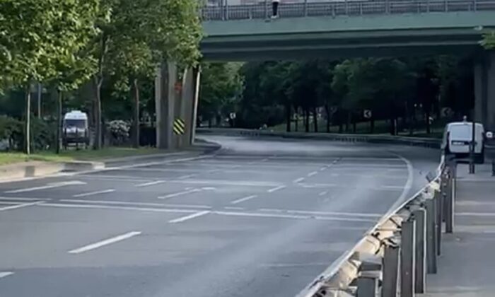 (Özel) İstanbul’da genç adam üstgeçitten yola atladı