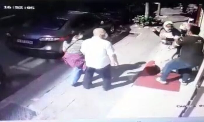 (Özel) İstanbul’da hırsızlık yaparken yakalanan kadının dövüldüğü anlar kamerada