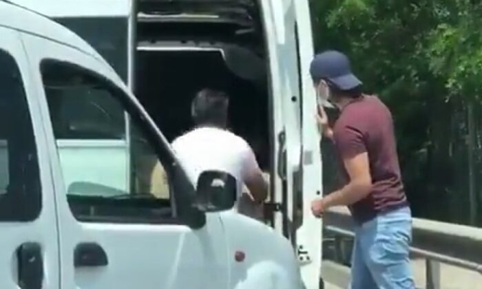 (Özel) İstanbul’da, onlarca koyunu kapalı bagajda havasız bırakarak taşıdı