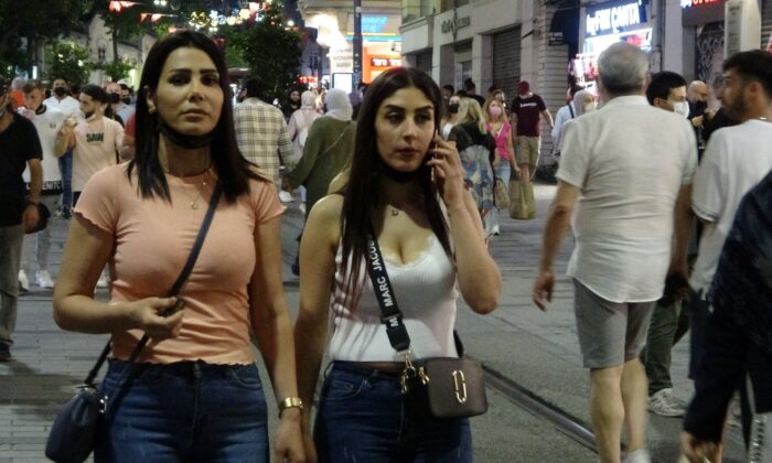 (Özel) İstiklal Caddesi’nde maske ve mesafe unutuldu, halaylar çekildi