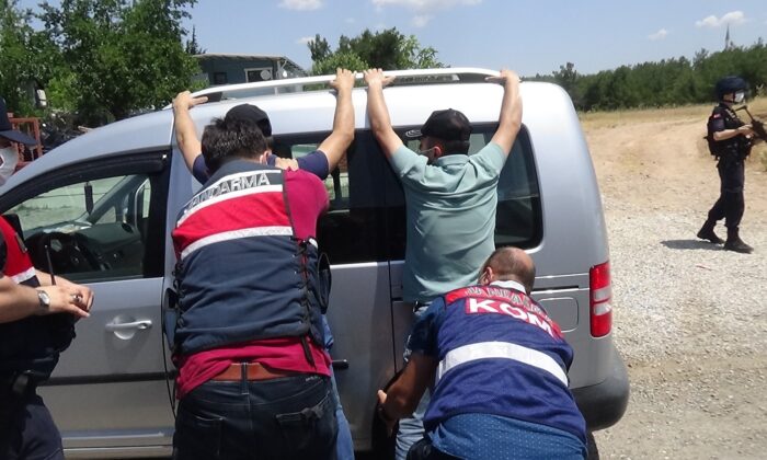 (ÖZEL) Jandarmadan tarihi eser kaçakçılarına operasyon: Sıcak anlar kamerada