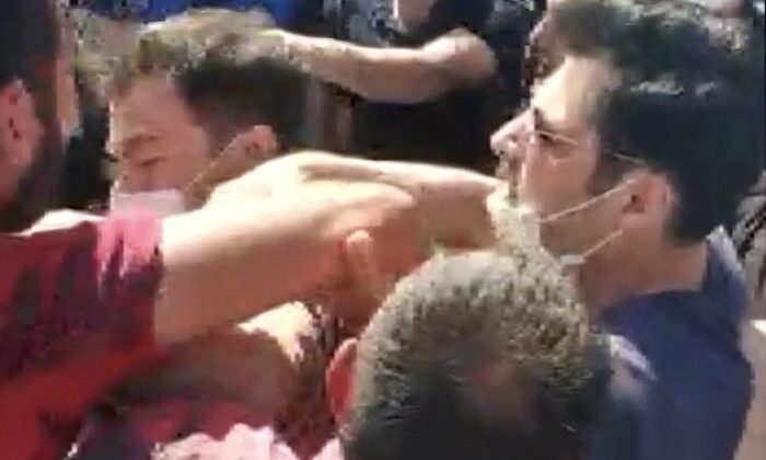 (Özel) Kadıköy’de seyyar satıcı zabıta kavgası kamerada