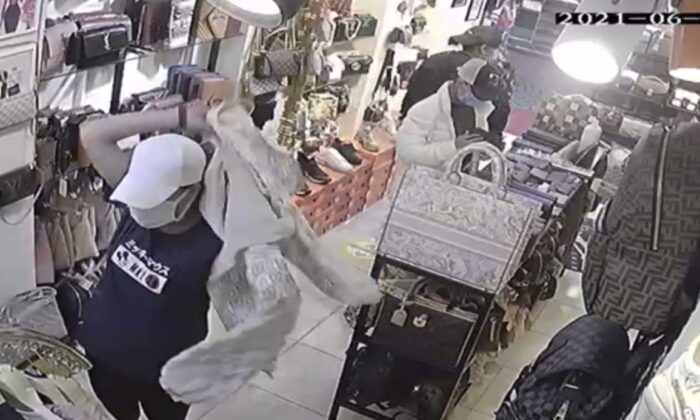 (Özel) Kadın hırsız yakalanınca jiletle kendini doğradı