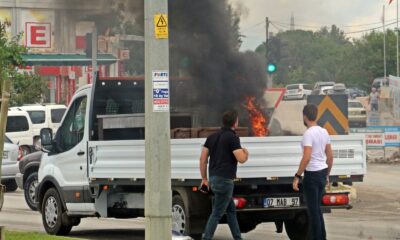 (Özel) Kamyonetin kasasında taşınan mangaldaki kömürler az kalsın aracı kül ediyordu
