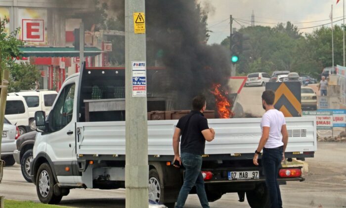 (Özel) Kamyonetin kasasında taşınan mangaldaki kömürler az kalsın aracı kül ediyordu