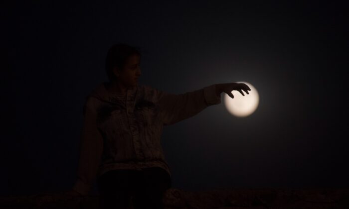 (ÖZEL) Kars’ta ay hayran bıraktı