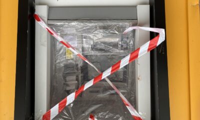 (Özel) Kartı sıkışınca ATM’yi taşladı