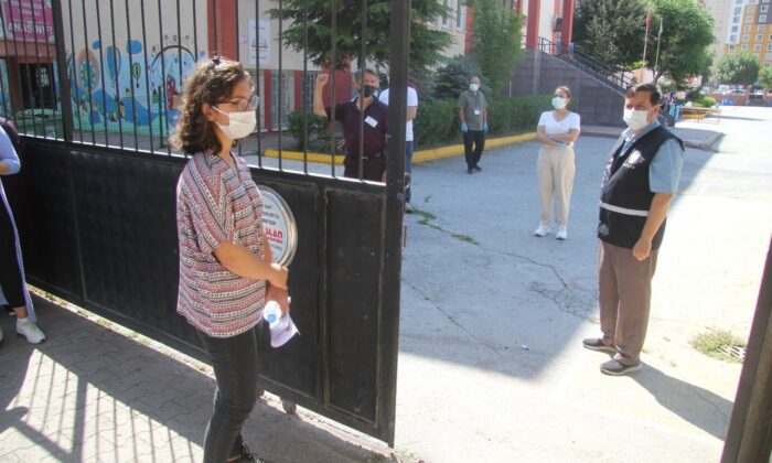 (Özel) Kız kardeşini sınava yetiştirebilmek için 3 kilometre koştu