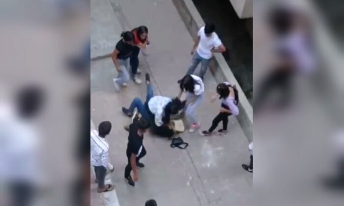 (Özel) Kızların kavgasını erkekler uzaktan izledi