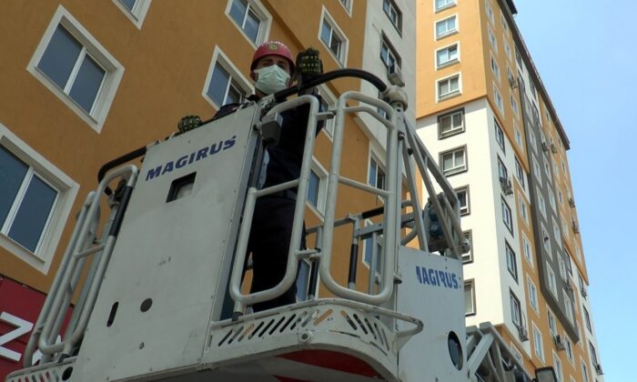 (Özel) Klimaya takılan yaralı ebabili itfaiye kurtardı