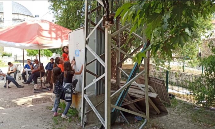 (ÖZEL) Köy sakinleri meydanda kalan trafodan dertli