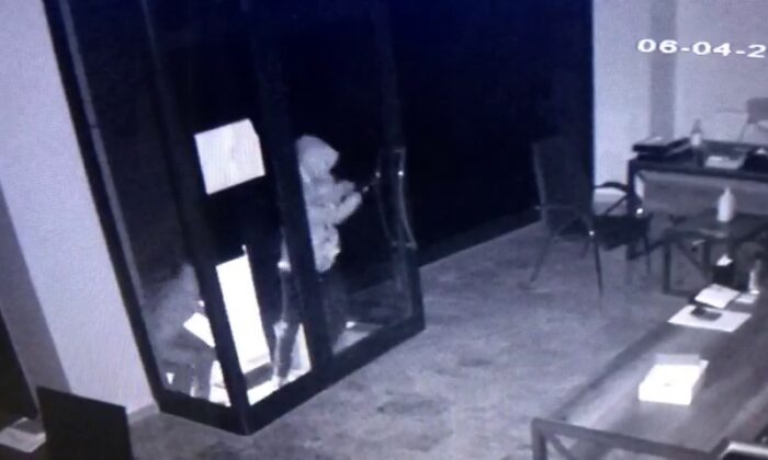 (ÖZEL) Küçükçekmece’de hırsızlık girişimi kamerada