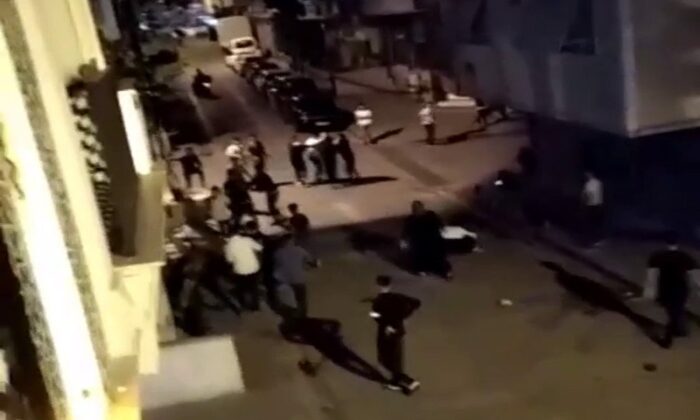 (Özel) Küçükçekmece’de laf atma kavgası: 1 yaralı, 1 gözaltı