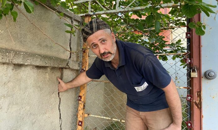 (ÖZEL) Mahalleli 7 yıldır diken üstünde yaşıyor