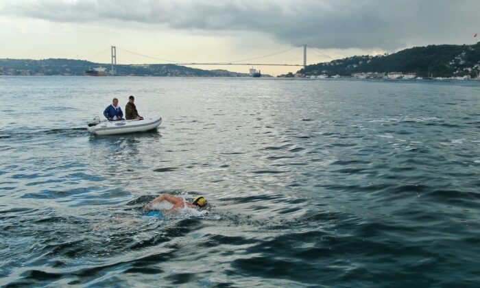 (ÖZEL) Mersin’den Kıbrıs’a yüzmek için İstanbul Boğazında antrenman