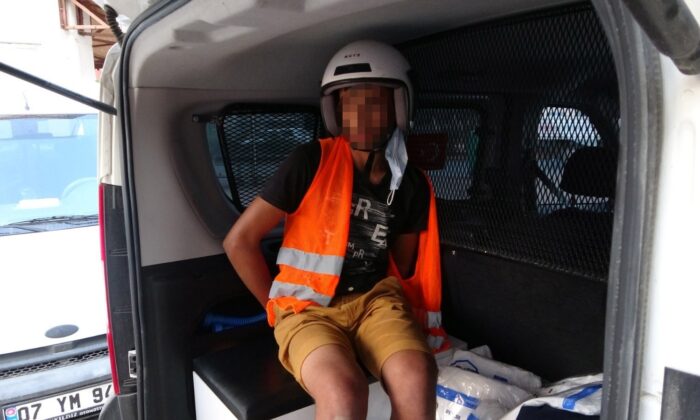 (ÖZEL) Motosikletin üzerinde neye uğradığını anlamadı, yaka paça yakalanıp tutuklandı