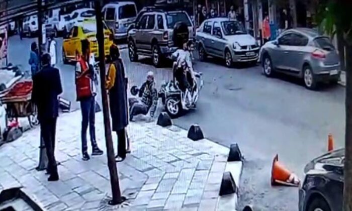 (Özel) Motosikletin yaşlı adama çarptığı anlar kamerada