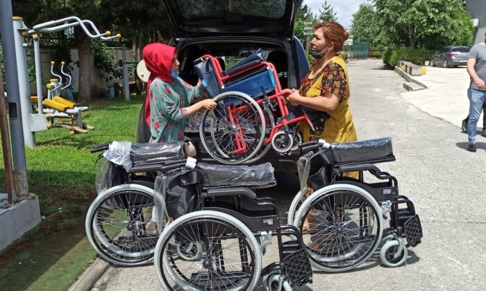 Özel öğrenciler bağışçıların hediyesi sandalyeler ile sevindi