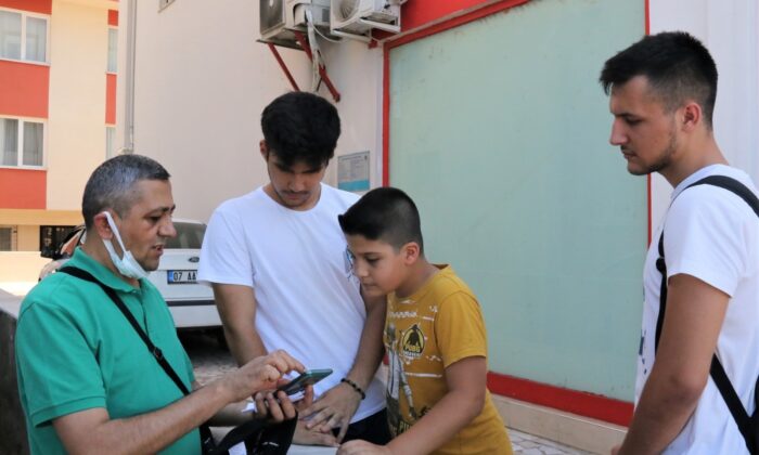 (ÖZEL) Öğretmen baba kayıp oğlunu elinde fotoğrafla sokak sokak arayarak iz sürüyor