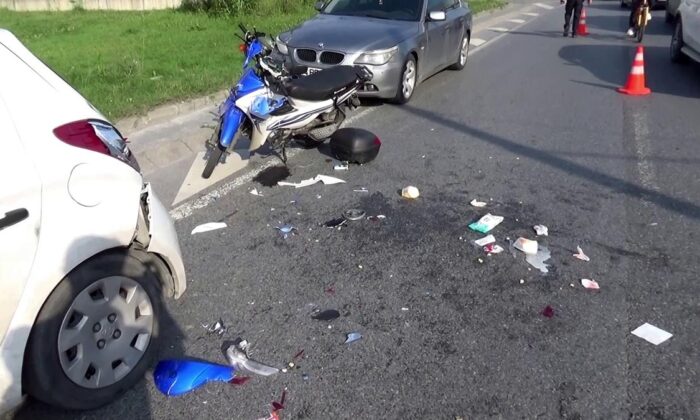 (Özel) Park halindeki otomobile çarpan kurye yaralandı