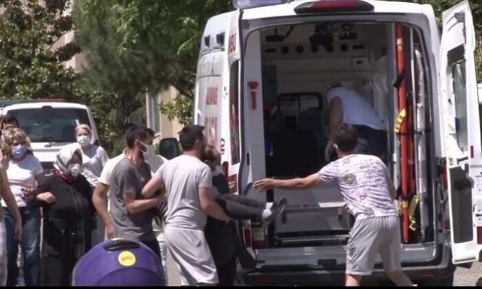 (Özel) Pendik’te bir kadın kendini yangın merdivenine astı