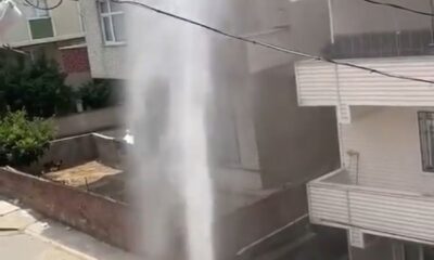 (Özel) Pendik’te çalışma yapılırken su borusu patladı; tazyikli su apartmanın yüksekliğine ulaştı