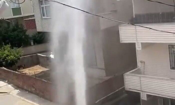 (Özel) Pendik’te çalışma yapılırken su borusu patladı; tazyikli su apartmanın yüksekliğine ulaştı