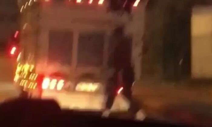 (Özel) Pendik’te kamyonet arkasında tehlikeli yolculuk