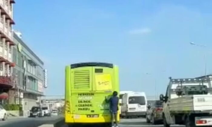 (Özel) Pendik’te patenli gencin otobüs arkasındaki tehlikeli yolculuğu kamerada