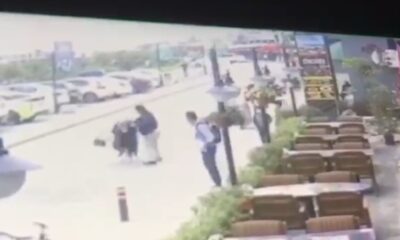 (Özel) Restoran çıkışında karısını döven adama meydan dayağı