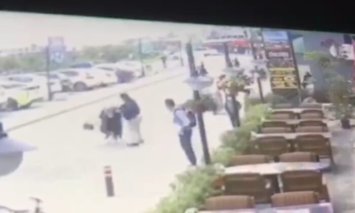 (Özel) Restoran çıkışında karısını döven adama meydan dayağı