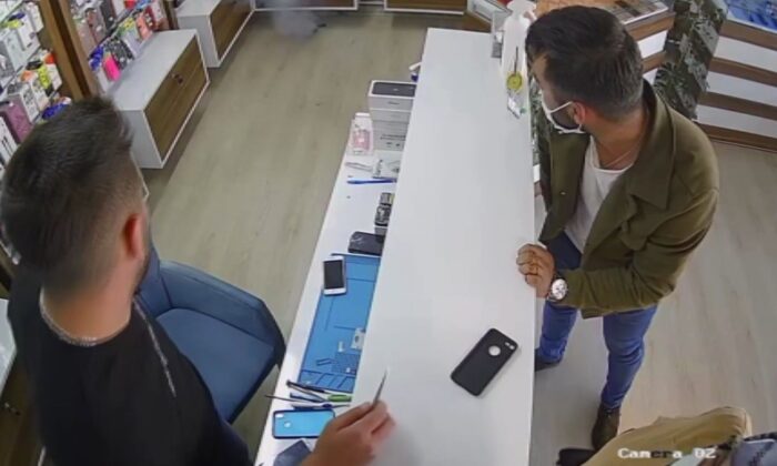 (Özel) Şişen telefon bataryasının patlama anı kameraya yansıdı