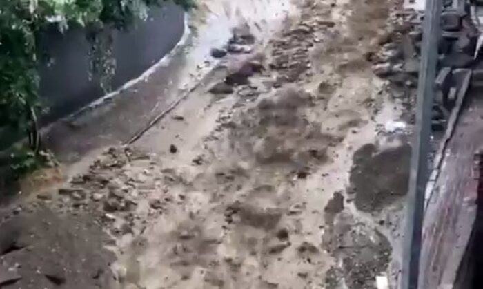 (Özel) Şişli’de yağış sonrası sokakta seli aratmayan görüntü oluştu