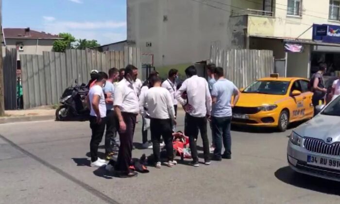 (Özel) Sultanbeyli’de motosikletli kurye, taksiye çarparak yaralandı